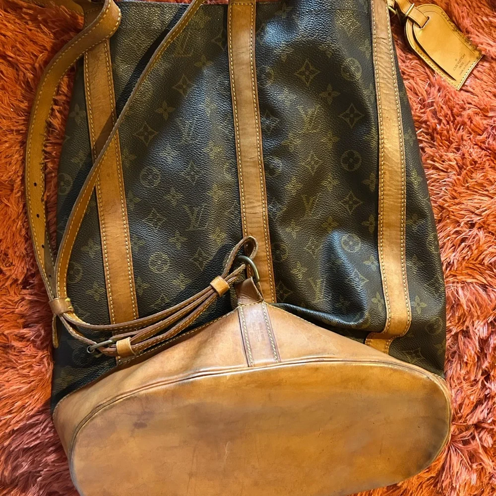 Louis Vuitton Brown Duffel Bag with Iconic Design - Picture 7 of 11
